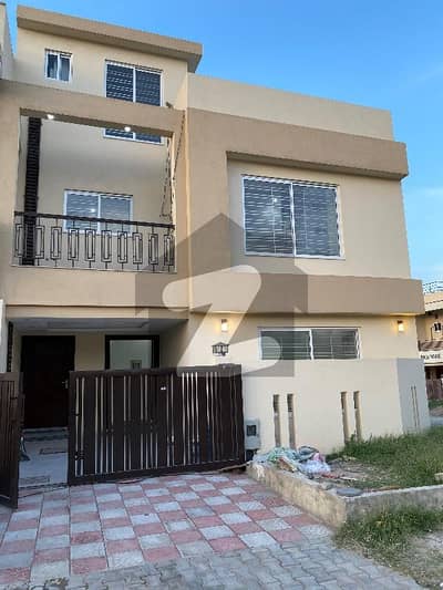 Corner Spacious 6 Marla House For Rent Ideal Location & Comfort Real Pictures