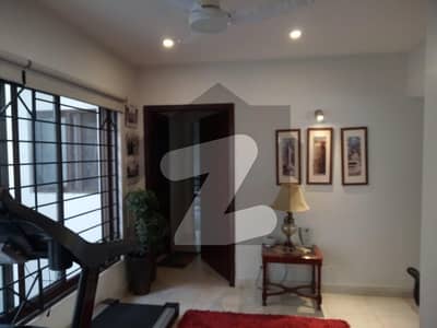 BEAUTIFUL LOCATION GROUND PORTION FOR RENT