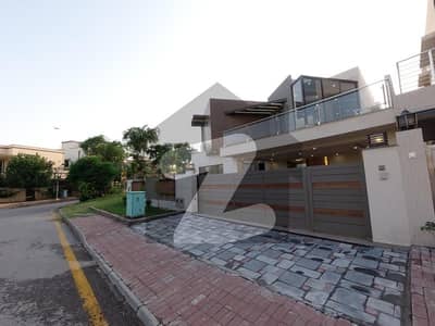بحریہ ٹاؤن فیز 7 بحریہ ٹاؤن راولپنڈی,راولپنڈی میں 5 کمروں کا 1 کنال مکان 9.8 کروڑ میں برائے فروخت۔