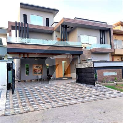 10-Marla Slightly used House For Sale at Prime Location Near Park Commecial