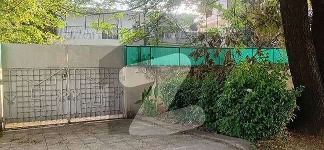 733 Square Yards Cda Transfer Old Construction House With Huge Extra Land Available In F-10/3 On Top Location Near Markaz And Double Road