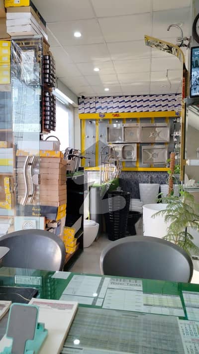 ملتان پبلک سکول روڈ ملتان میں 3 مرلہ Studio عمارت 2.8 کروڑ میں برائے فروخت۔
