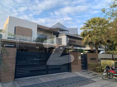 2 KANAL SLIGHTLY USED ONLY 5 YEAR USED WELL MAINTAINED BUNGALOW FOR SALE WITH 6 BEDROOMS AND 3 SERVANT QUARTER IN PHASE 3 BLOCK Y DHA LAHORE.