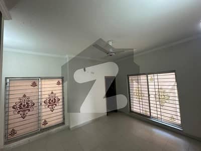 152sq yd 3 Bedrooms Luxury Villa is Available FOR RENT. 8km from Entrance of BTK. 3 Bed DDL 1 Kitchen