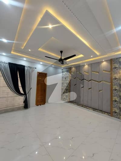 Prime Location House In Wapda Town Sized 10 Marla Is Available