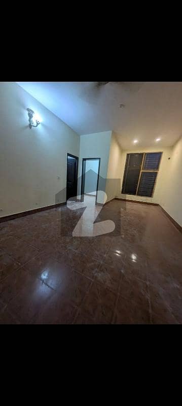 گارڈن ٹاؤن لاہور میں 4 کمروں کا 1 کنال مکان 3.0 لاکھ میں کرایہ پر دستیاب ہے۔