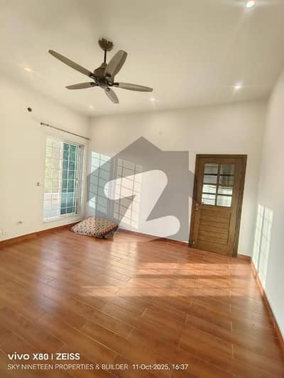 عمارکینیان ویوز اسلام آباد میں 5 کمروں کا 10 مرلہ مکان 5.7 کروڑ میں برائے فروخت۔
