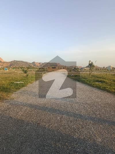10 Marla park face plot available for sale