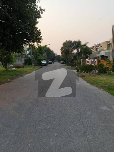 ڈی ایچ اے فیز 7 - بلاک ٹی فیز 7,ڈیفنس (ڈی ایچ اے),لاہور میں 1 کنال رہائشی پلاٹ 3.5 کروڑ میں برائے فروخت۔