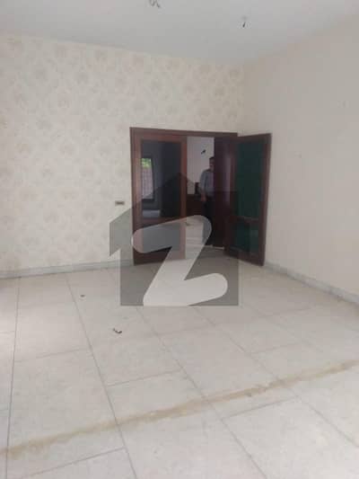 DHA PHASE 6 500 YARDS 6 BEDROOMS CORNER BUNGALOW IS UP FOR URGENT SALE