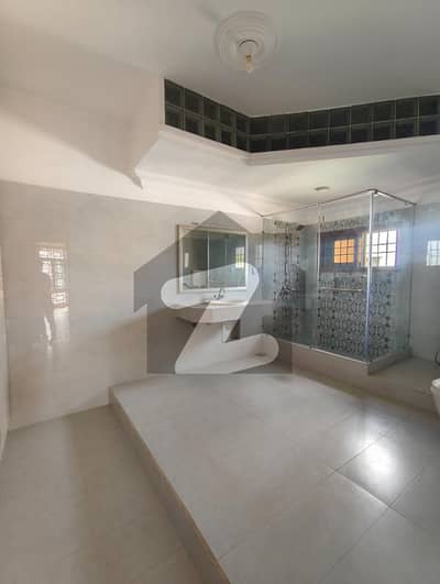 ڈی ایچ اے فیز 6 ڈی ایچ اے ڈیفینس,کراچی میں 4 کمروں کا 2 کنال مکان 6.0 لاکھ میں کرایہ پر دستیاب ہے۔