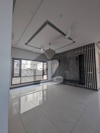 500 Yard Bungalow For Rent in Phase 6