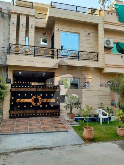 5 Marla Brand New Luxury Modern Style SUPER Hot Location All Original Picture attached With Direct Owner Meeting For Sale in Johar Town Phase 2