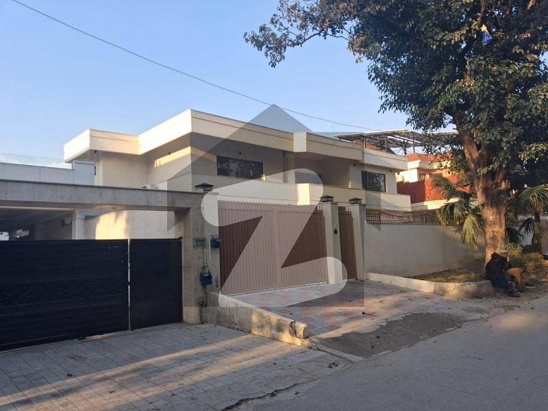 666 Square Yard 6 Bed House Available for Rent in F-11 666 Square Yard 6 Bed House Available for Rent in F-11