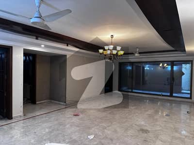 32 MARLA 7 BEDROOM HOUSE AVAILABLE FOR RENT