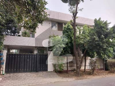 SYED BROTHERS PROUDLY OFFERS 1-Kanal Elegant And Fully Maintained Old Bungalow Is Available In The Best Block Of DHA Lahore
