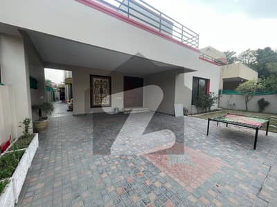 ڈی ایچ اے فیز 4 - بلاک ڈبل سی فیز 4,ڈیفنس (ڈی ایچ اے),لاہور میں 5 کمروں کا 1 کنال مکان 2.9 لاکھ میں کرایہ پر دستیاب ہے۔