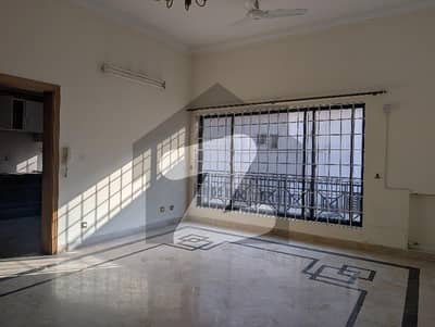 ایف ۔ 11 اسلام آباد میں 5 کمروں کا 1 کنال مکان 4.8 لاکھ میں کرایہ پر دستیاب ہے۔