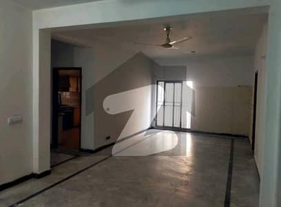 گلبرگ لاہور میں 2 کمروں کا 10 مرلہ بالائی پورشن 1.0 لاکھ میں کرایہ پر دستیاب ہے۔
