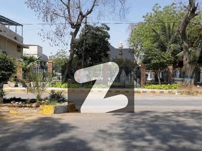 کے ڈی اے آفیسرز سوسائٹی گلشنِ اقبال ٹاؤن,کراچی میں 8 کمروں کا 1 کنال مکان 42.0 کروڑ میں برائے فروخت۔