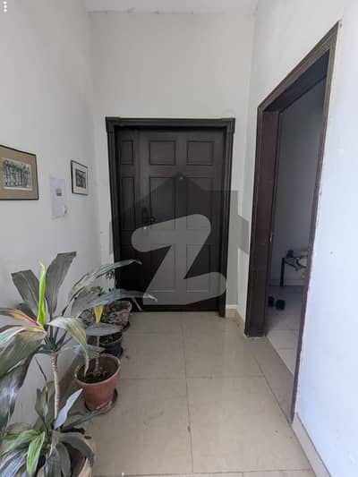 10 MARLA 3 BEDROOM APARTMENT AVAILABLE FOR SALE