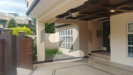 Highly-Coveted 27 Marla House Is Available In Bahria Town - Safari Villas For Sale