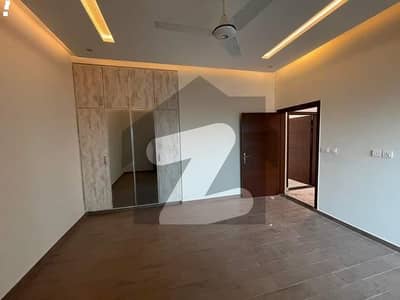 10 MARLA 3 BEDROOM NEW APARTMENT AVAILABLE FOR RENT