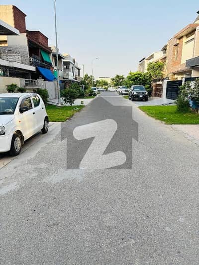 10 MARLA WELL MAINTAINED HOUSE WITH BASEMENT AVAILABLE FOR SALE IN PARAGON CITY