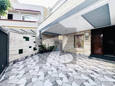 10 marla well maintained house is up for sale in Paragon City