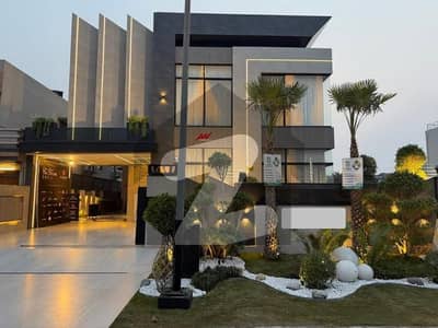 Ultra Modern Architecture Meets Comfort Phase 6 Living