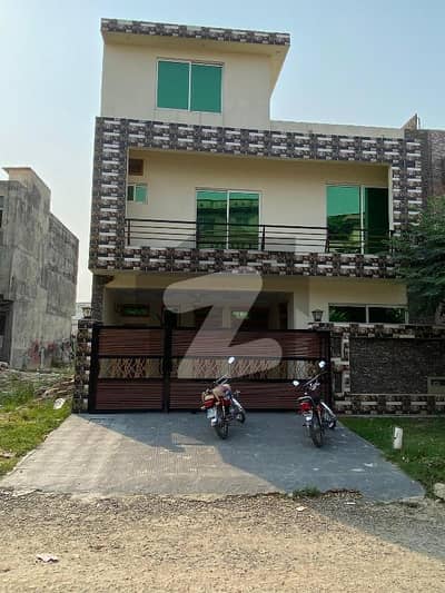 جی ۔ 15 اسلام آباد میں 5 کمروں کا 8 مرلہ مکان 3.8 کروڑ میں برائے فروخت۔