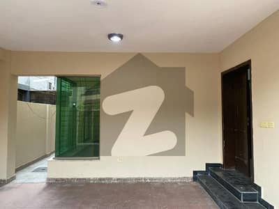 12 MARLA 4 BEDROOMS SD HOUSE AVAILABLE FOR RENT