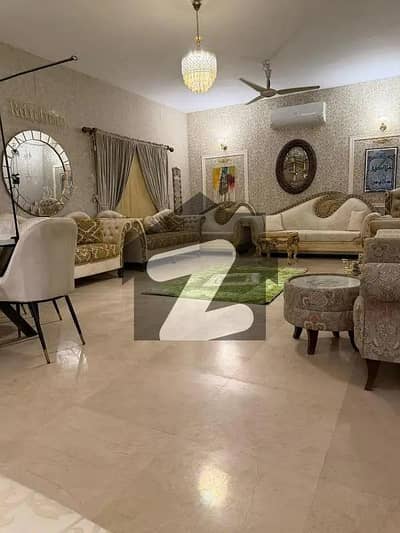 Prime Investment Opportunity 300 Yards Bungalow DHA Phase IV