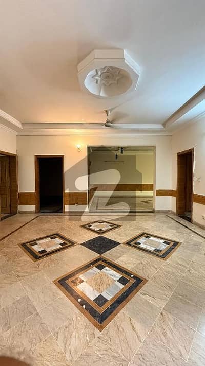 ایف ۔ 11 اسلام آباد میں 3 کمروں کا 1 کنال بالائی پورشن 1.6 لاکھ میں کرایہ پر دستیاب ہے۔