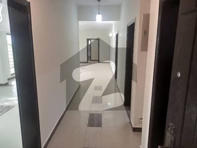12 MARLA 4 BEDROOMS APARTMENT AVAILABLE FOR RENT