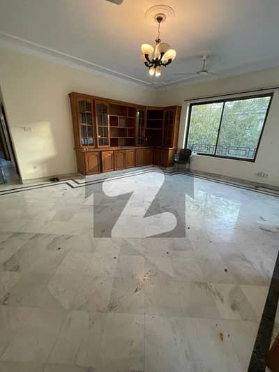 BEAUTIFUL UPPER PORTION FOR RENT IN G11/2, 600 SQYRD