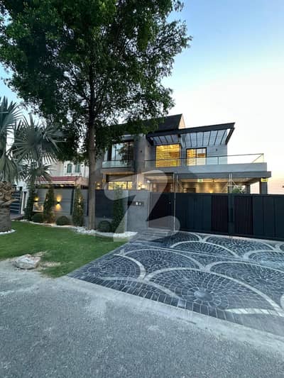 1 KANAL ELEGANT SUPER HOT LOCATED BUNGALOW IS AVAILABLE IN THE BEST BLOCK OF DHA LAHORE | ACs Installed.