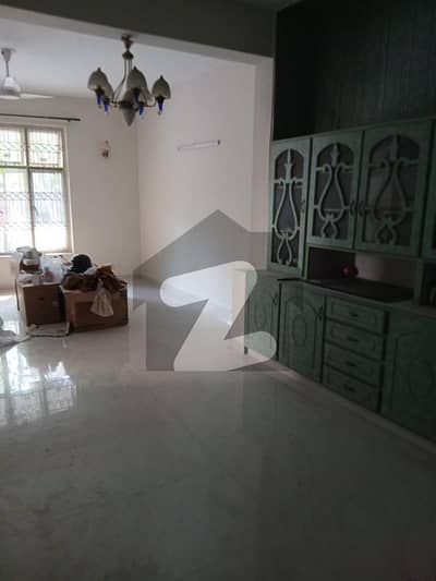 10 Marla house for rent in main cantt