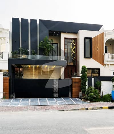 10 MARLA HOUSE ON PRIME LOCATION WITH SOLID CONSTRUCTION AVAILABLE FOR SALE IN BAHRIA TOWN