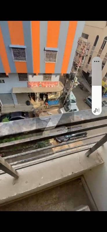 طارق روڈ کراچی میں 3 کمروں کا 4 مرلہ فلیٹ 1.75 کروڑ میں برائے فروخت۔