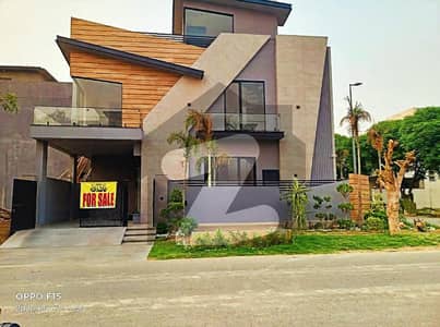 5 MARLA BRAND NEW MODERN AND FACING PARK HOUSE AVAILABLE FOR SALE IN PRIME LOCATION OF VALENCIA TOWN