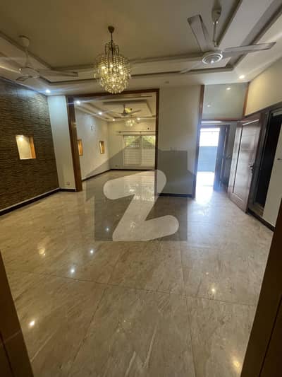 BEAUTIFUL LOCATION UPPER PORTION FOR RENT
