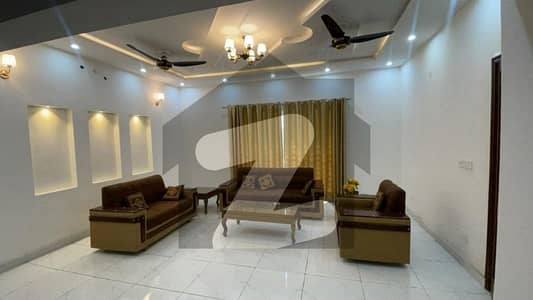 ایل ڈی اے ایوینیو لاہور میں 8 کمروں کا 1 کنال مکان 5.35 کروڑ میں برائے فروخت۔