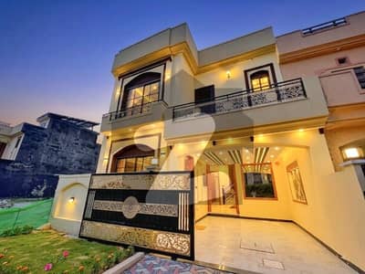 بحریہ ٹاؤن فیز 8 ۔ رفیع بلاک بحریہ ٹاؤن فیز 8,بحریہ ٹاؤن راولپنڈی,راولپنڈی میں 4 کمروں کا 5 مرلہ مکان 2.5 کروڑ میں برائے فروخت۔