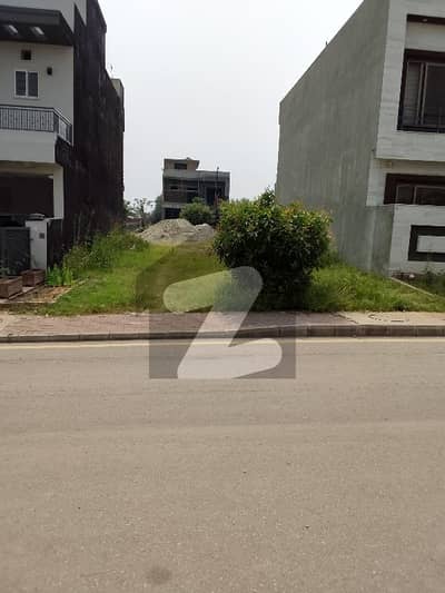 8 Marla Park Facing Plot for Sale