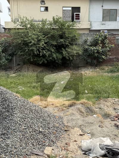 A worth buying plot for end users or builders in one of the best society of Lahore.  Beautiful plot, gated and secured society along with Sui gas connection