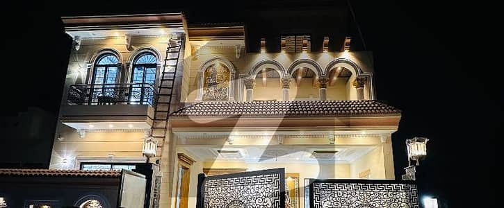 جوبلی ٹاؤن لاہور میں 6 کمروں کا 10 مرلہ مکان 4.4 کروڑ میں برائے فروخت۔