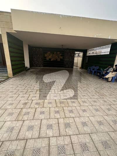 گلبرگ لاہور میں 3 کنال Studio عمارت 30.0 لاکھ میں کرایہ پر دستیاب ہے۔
