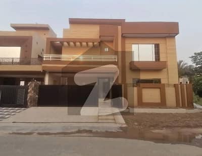 نشیمنِ اقبال فیز 2 نشیمنِ اقبال,لاہور میں 5 کمروں کا 10 مرلہ مکان 4.15 کروڑ میں برائے فروخت۔