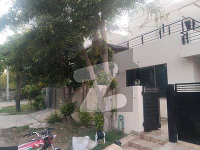 ڈی ایچ اے فیز 2 - بلاک ایس فیز 2,ڈیفنس (ڈی ایچ اے),لاہور میں 4 کمروں کا 10 مرلہ مکان 4.75 کروڑ میں برائے فروخت۔